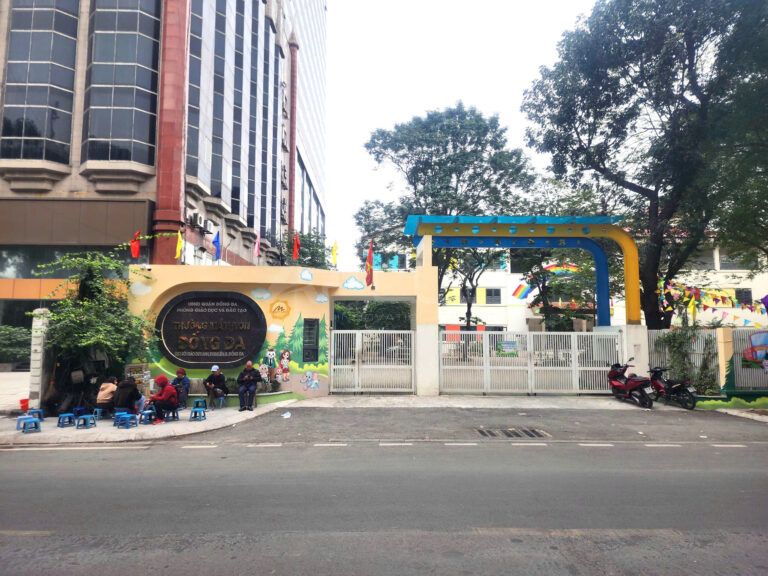 TRANG TRÍ QUẢNG CÁO TẠI TRƯỜNG MẦM NON – SẢN PHẨM BỈM TÃ MOTARO