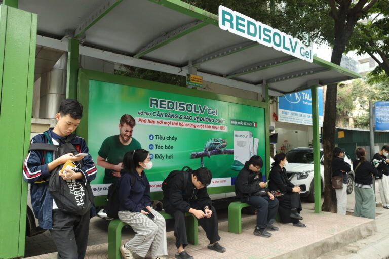 REDISOLV GEL – HIỆN DIỆN GIỮA NHỊP SỐNG ĐÔ THỊ QUA OOH BUS STOP